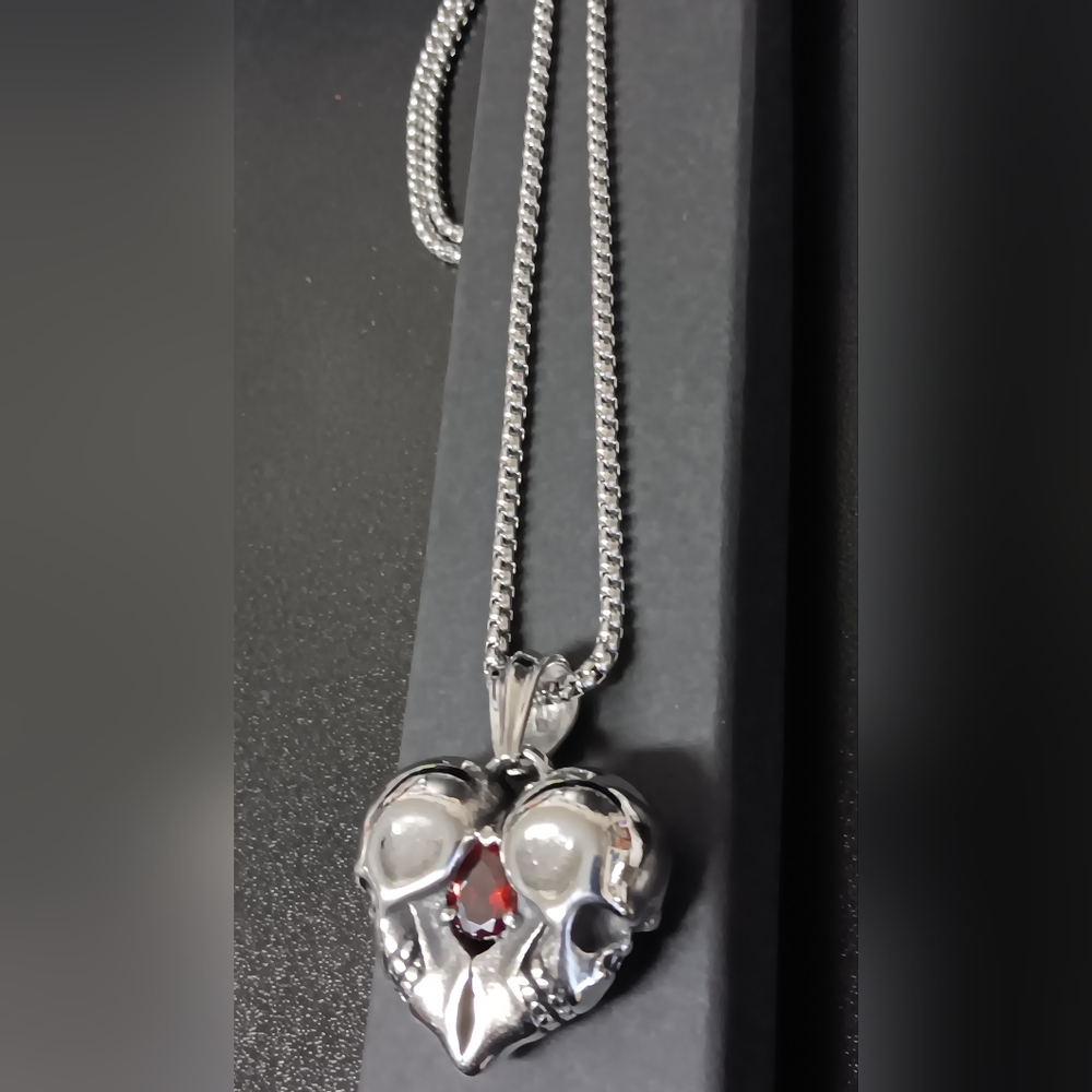 Skull Heart  Necklace (NEW)